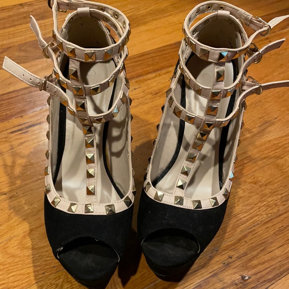 Wild Diva Lounge studded peep toe wedges